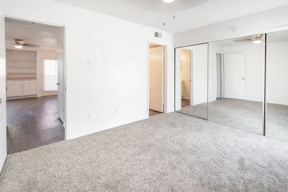 Arlington apartments for rent - image - Wimbledon Court - Living room 3.webp