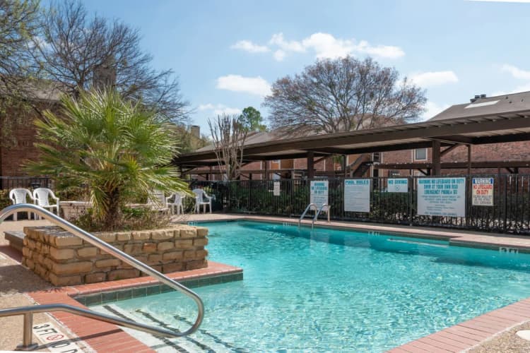 Arlington apartments for rent - image - Wimbledon Court - Pool 1.webp