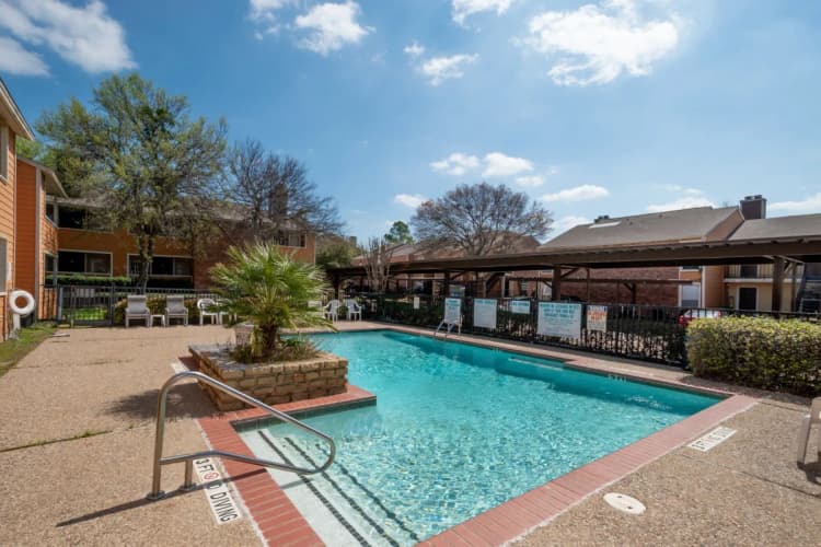 Arlington apartments for rent - image - Wimbledon Court - Pool 3.webp