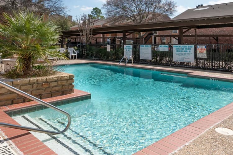 Arlington apartments for rent - image - Wimbledon Court - Pool 2.webp