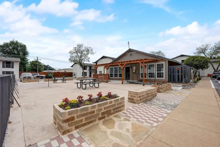 Arlington apartments for rent - image - Woodwind Apartments - Exterior 4.webp