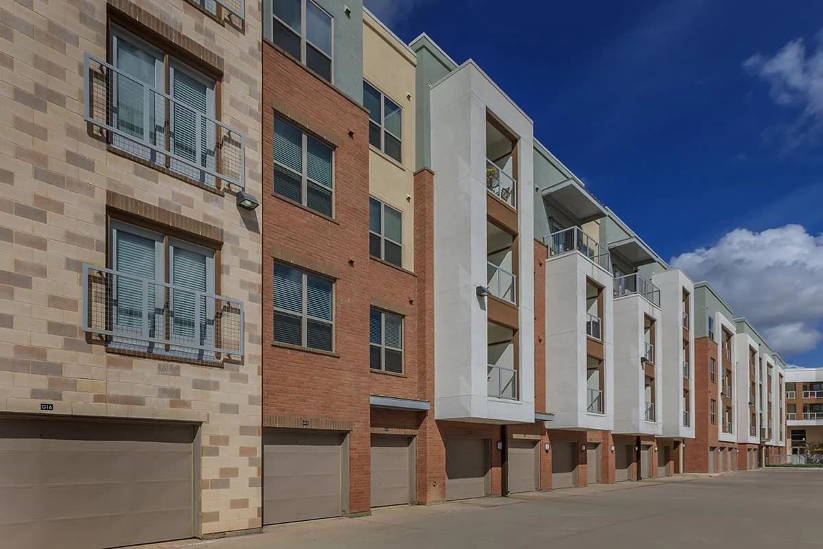 Arlington apartments for rent - image - 404 Border - Exterior 1.jpg
