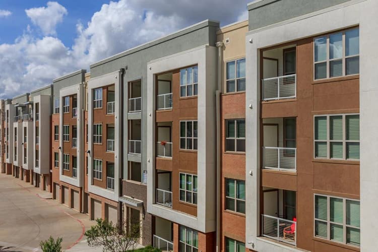 Arlington apartments for rent - image - 404 Border - Exterior 3.jpg