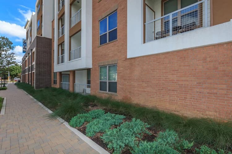 Arlington apartments for rent - image - 404 Border - Exterior 4.jpg