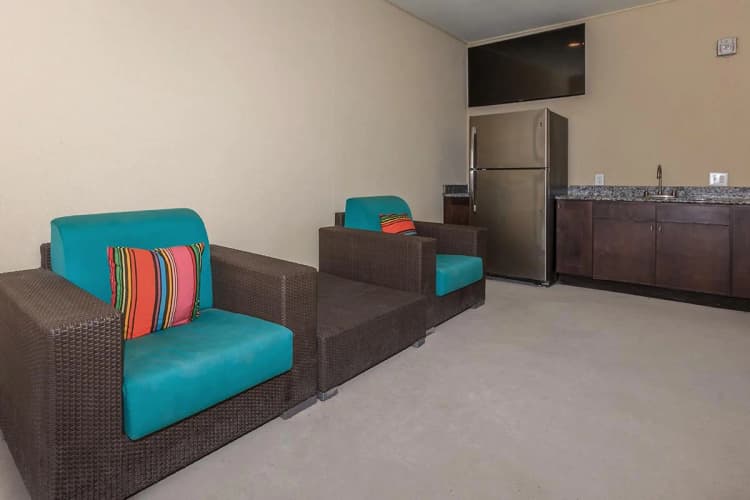 Arlington apartments for rent - image - 404 Border - Interior 1.jpg