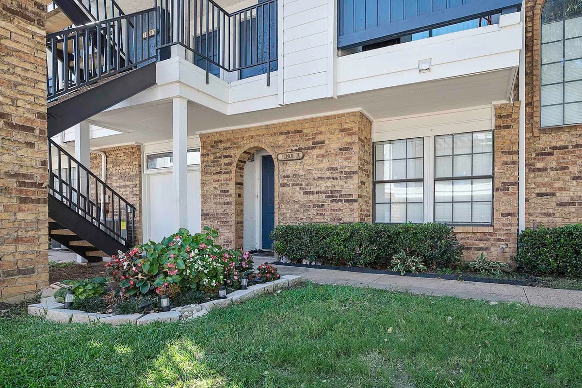 Arlington apartments for rent - image - Fielder Crossing - Exterior 2.jpg