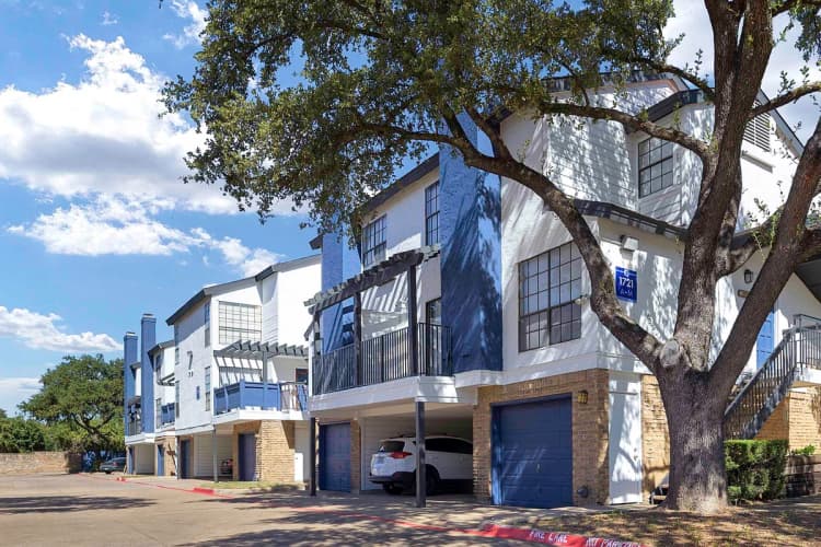 Arlington apartments for rent - image - Fielder Crossing - Exterior 5.jpg