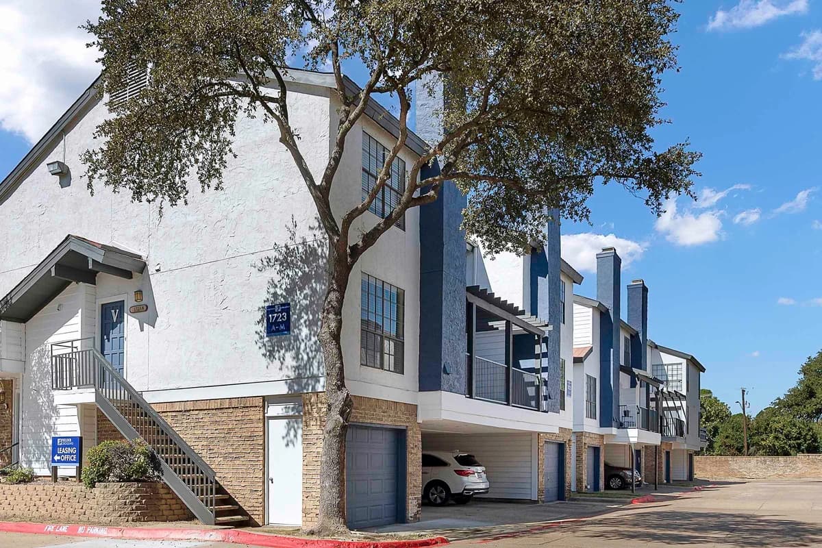 Arlington apartments for rent - image - Fielder Crossing - Exterior 10.jpg