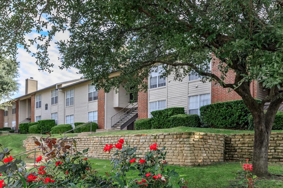 Arlington apartments for rent - image - Oak Chase - Exterior 1.jpg