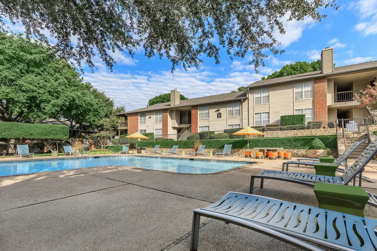 Arlington apartments for rent - image - Oak Chase - Exterior 4.jpg