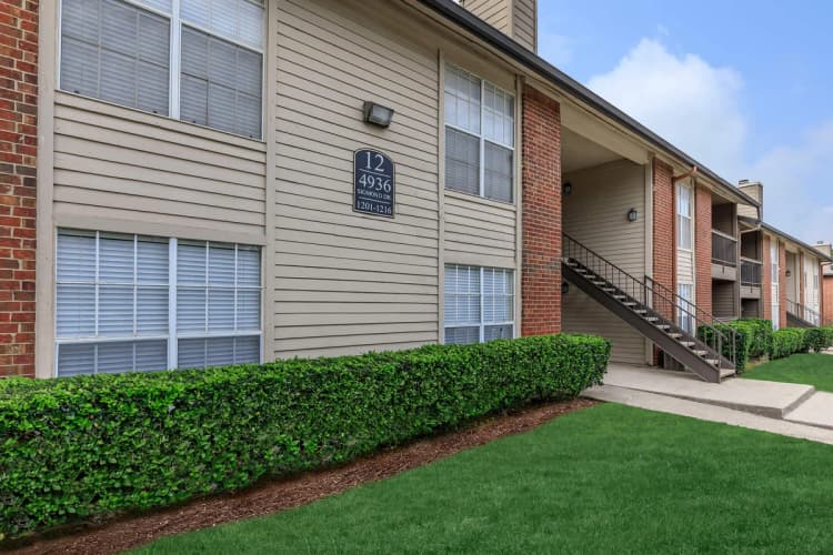 Arlington apartments for rent - image - Oak Chase - Exterior 5.jpg