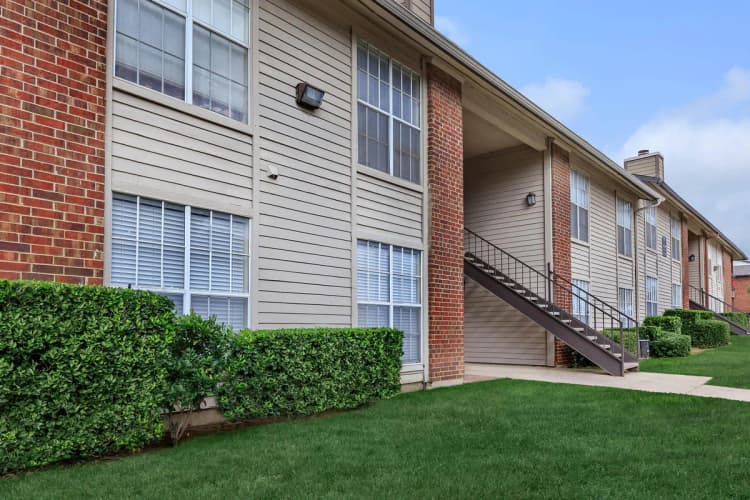 Arlington apartments for rent - image - Oak Chase - Pool 5.jpg