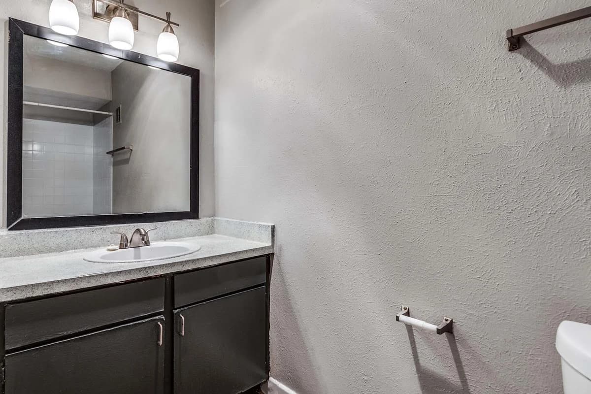 Arlington apartments for rent - image - Oakmont Apartment Homes - Bathroom 1.jpg