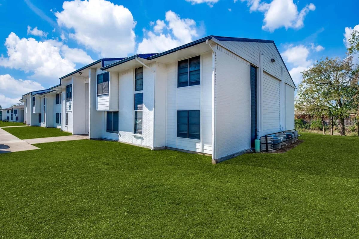 Arlington apartments for rent - Property image - Oakmont Apartment Homes - 1