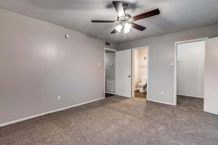 Arlington apartments for rent - image - Oakmont Apartment Homes - Living room 2.jpg