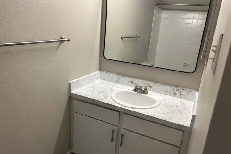 Arlington apartments for rent - image - Oakmont Apartment Homes - BATHROOM 3.jpg