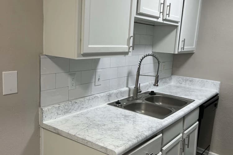 Arlington apartments for rent - image - Oakmont Apartment Homes - Kitchen 5.jpg