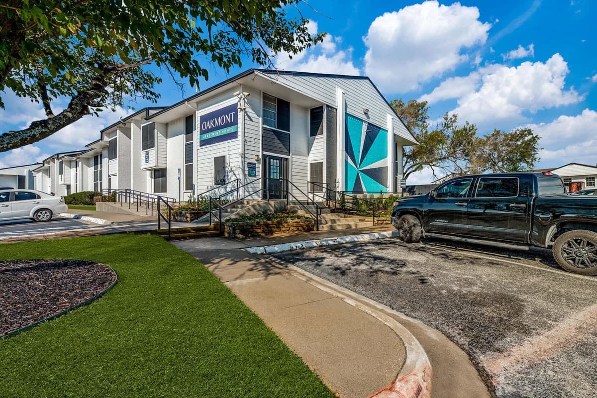 Arlington apartments for rent - Property image - Oakmont Apartment Homes - 2