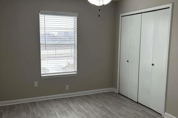 Arlington apartments for rent - image - Oakmont Apartment Homes - Bedroom 6.jpg