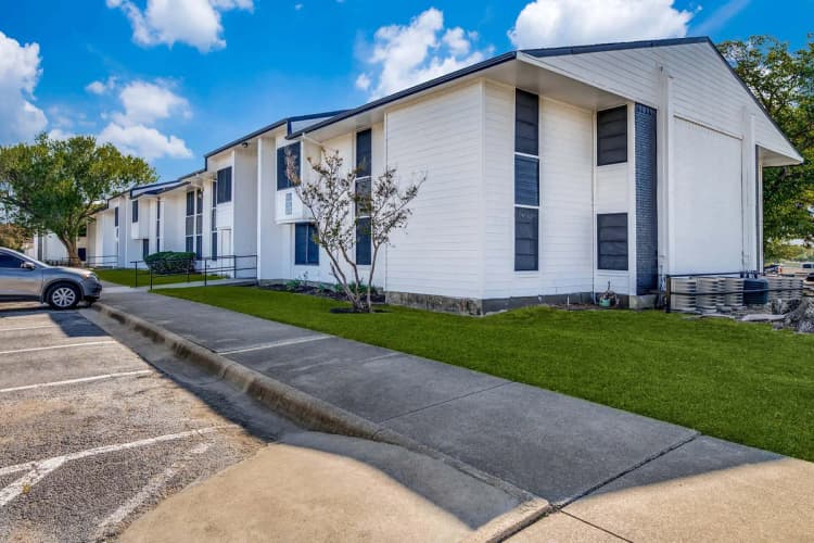 Arlington apartments for rent - image - Oakmont Apartment Homes - Exterior 6.jpg