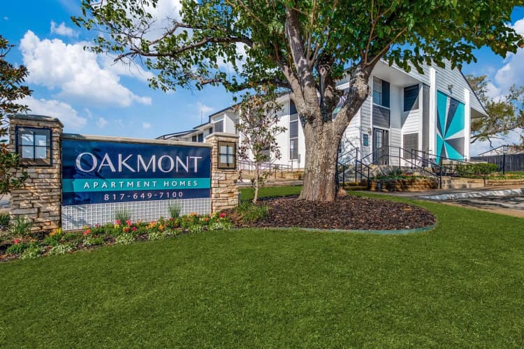 Arlington apartments for rent - image - Oakmont Apartment Homes - Exterior 7.jpg