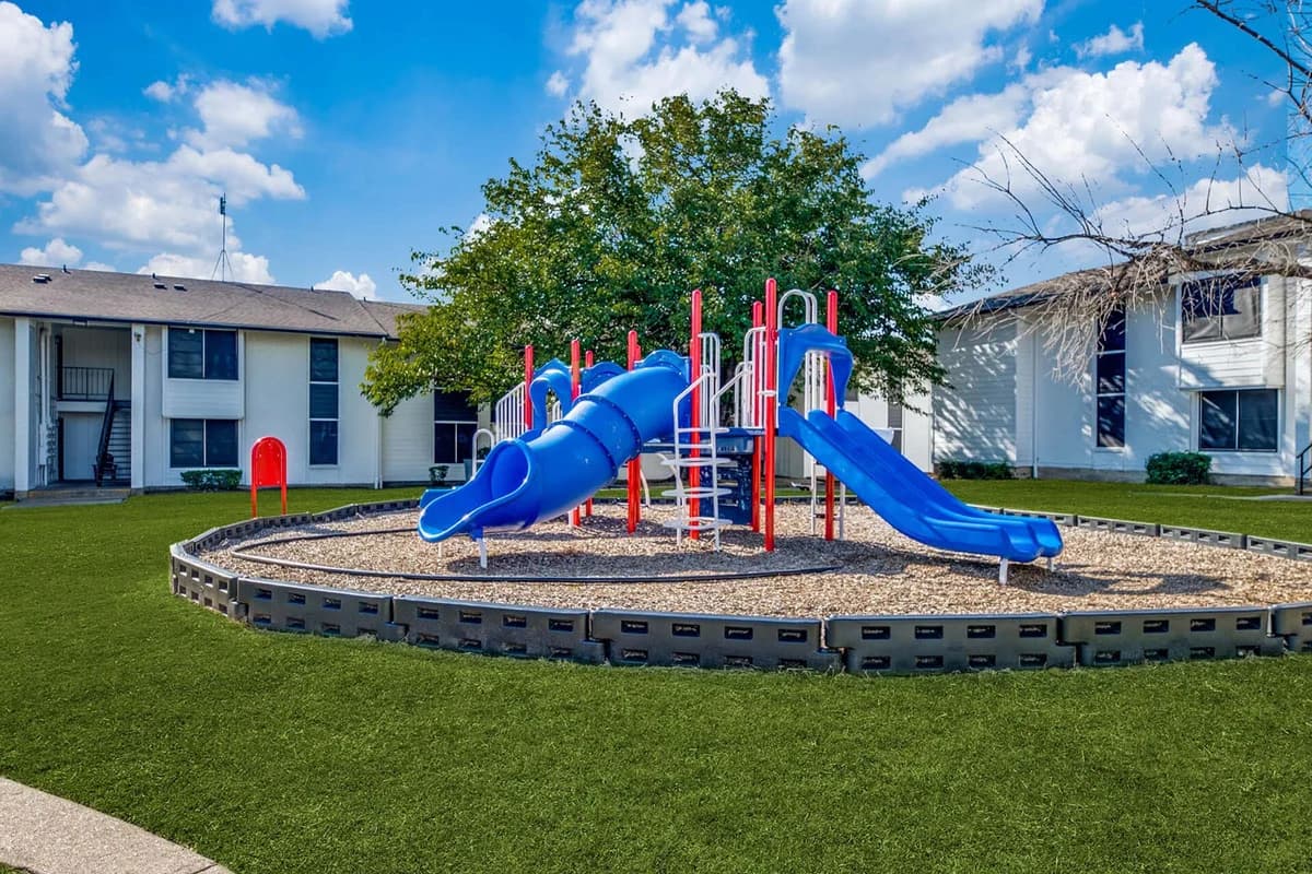 Arlington apartments for rent - image - Oakmont Apartment Homes - Exterior.jpg