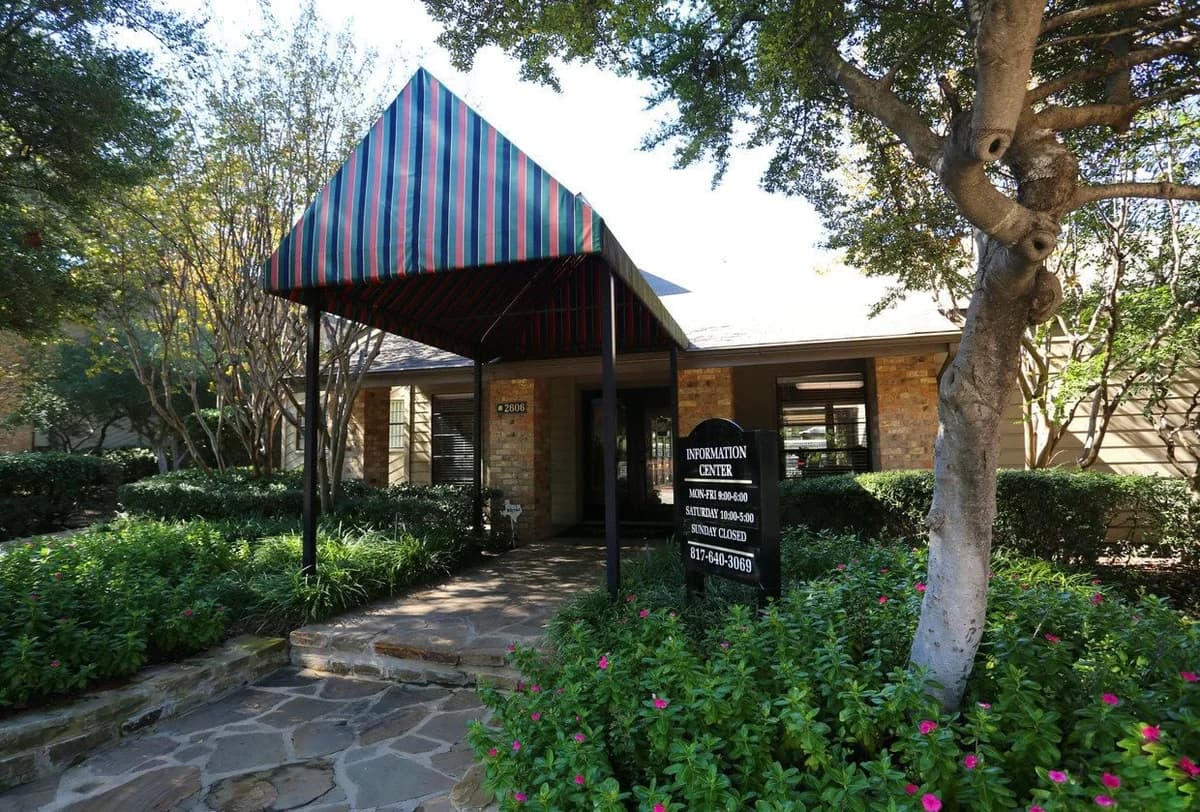 Arlington apartments for rent - image - Cedar Bend - 02.jpg