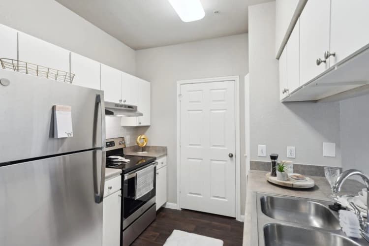 Arlington apartments for rent - image - Falcon Lakes - 02.jpg