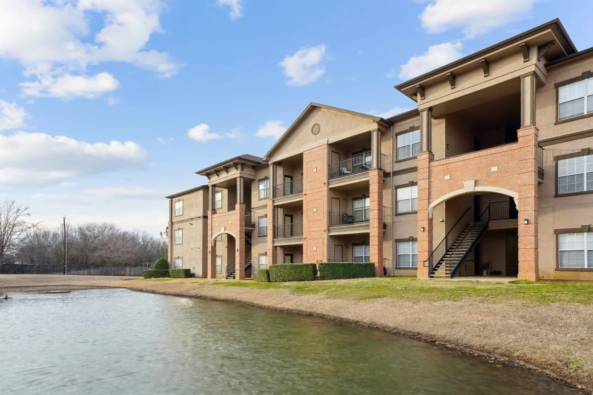 Arlington apartments for rent - Property image - Falcon Lakes - 1