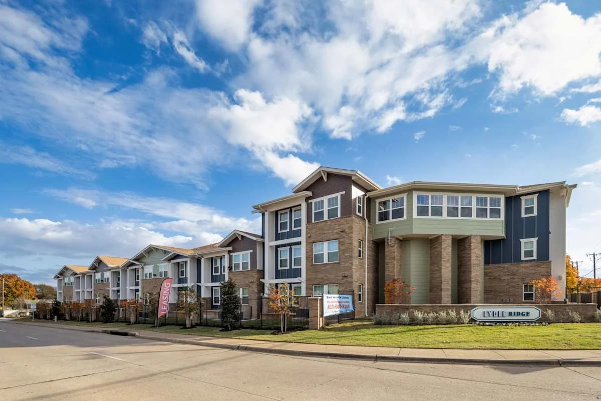 Arlington apartments for rent - image - Lydle Ridge Apartments - 01.jpg